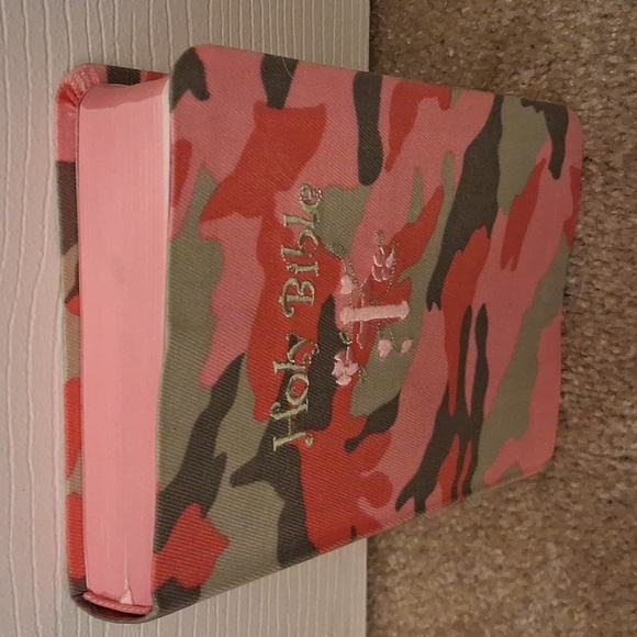 Camouflage Holy Bible with Pink Box - Picture 4 of 8